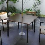 Trädgårdsbord Uteplatsbord Brun av Stål för Trädgård och Terrass Fyrkantigt Bord för 4 Personer med Paraplyhål Robust 100 x 100 x 72 cm
