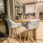 Barpallar Kökspallar Set om 2 Beige av Linne och Bokträ för Kök och Bar Bistropall med Sittdynor och Fotstöd Bekväm Design