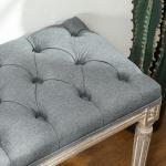 Klädd Sittbänk i Vintage-Stil, Elegant Bänk med Knappstoppning och Träben, Bekväm Sittplats för Hall och Matsal, Grå, 142 x 47 x 51 cm