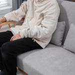 Soffa Loveseat 2-Sits Grå av Tyg med Sammetslook och Trä för Vardagsrum Klädd Soffa med Armstöd och Kuddar upp till 200 kg 130 x 75 x 78 cm