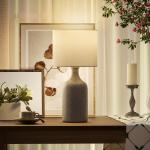 Bordslampa Keramik Sandbrun och Vit Tyg för Sovrum Sänglampa med Textilskärm och Stabil Fot Elegant Inredning och Mjukt Ljus 45 cm