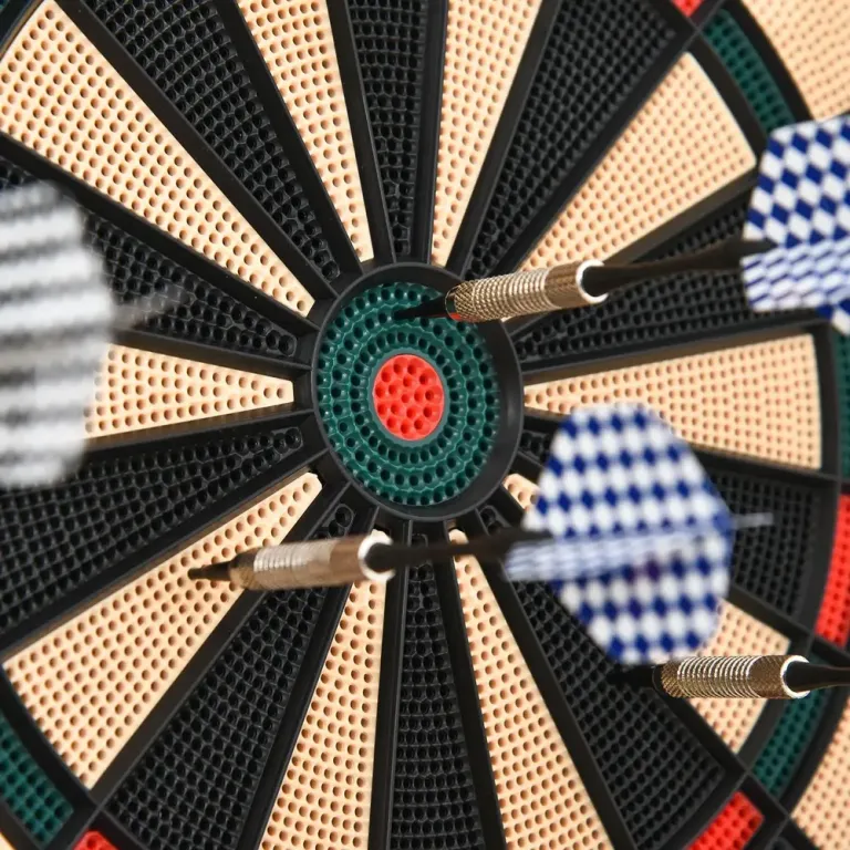 Elektronisk Darttavla för 8 Spelare med 6 Pilar, Svart