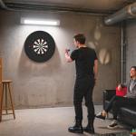 Darttavla Set med Pilar Svart Sisal och Plast för Spelrum och Garage Professionell Darttavla med Skyddsring och Stålspetsar Klassiskt Spel Hållbar