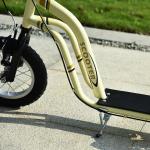 Barnskoter från 5 År Sparkcykel Stadsskoter 12 Tum Pneumatiska Däck Gummisparkbräda för Säkert Körkul