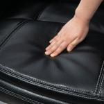 Fåtölj Ergonomisk Svart Brun Konstläder för Vardagsrum och Vila med Fotpall och Snurrbar Sits samt Justerbart Ryggstöd Robust Modell