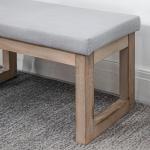 Fotpall Stoppad Pall Grå av Tyg och Trä för Vardagsrum och Entrébänk Modern Design med Träben Bekväm Sittplats 68 x 38 x 42 cm